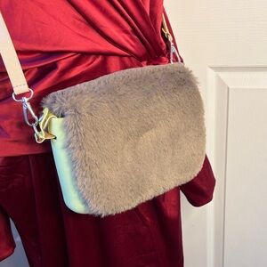 OBAG O Bag Italian Crossbody Bag with Adjustable Cream Strap w Magnetic Snap